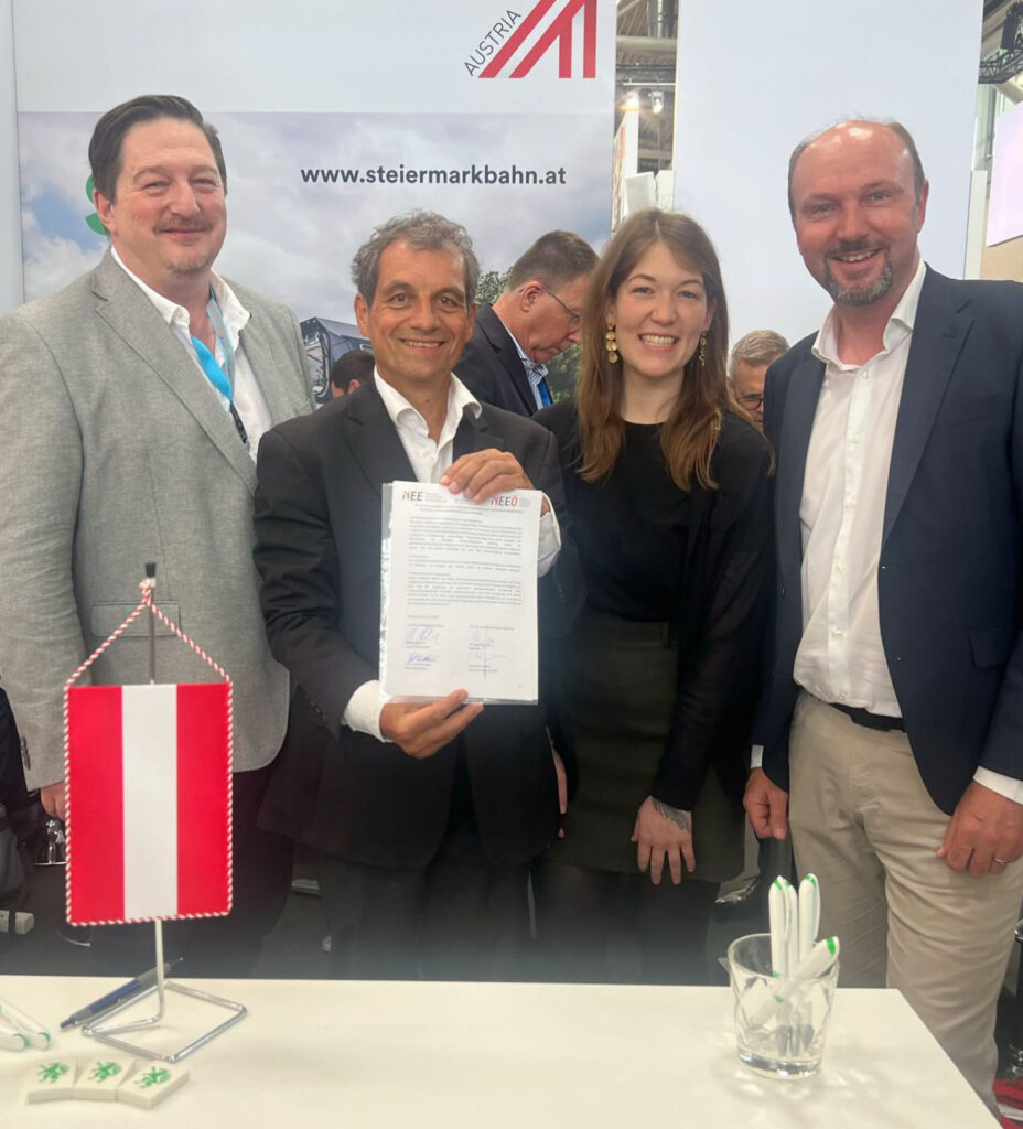 Am 3. Juni 2025 unterzeichnete Werner Hecking (Obmann NEEÖ) gemeinsam mit Heinrich Juritsch (stv. Obmann) sowie Peter Westenberger und Neele Wesseln, der Geschäftsführung des deutschen Partnerverband DIE GÜTERBAHNEN, den Kooperationsvertrag zwischen den beiden Organisationen.