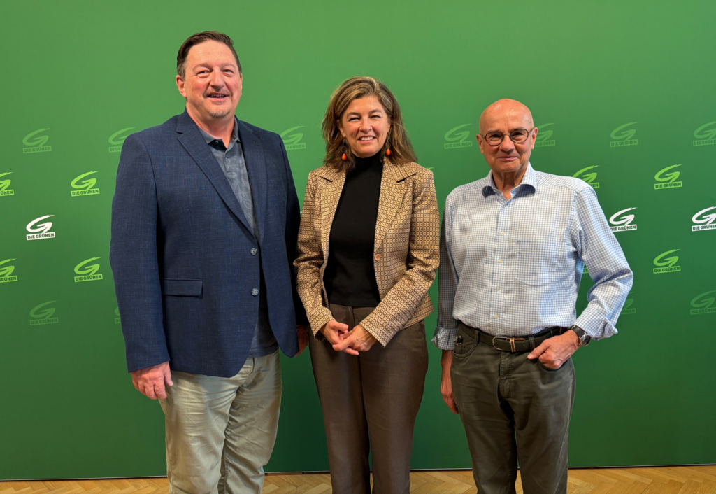 Foto v.l.n.r.: Heinrich Juritsch (NEEÖ-Obmann, LTE Austria), Abg. z. NR Elisabeth Götze (GRÜNE, Sprecherin für Mobilität), Georg Pammer (NEEÖ-Generalsekretär)